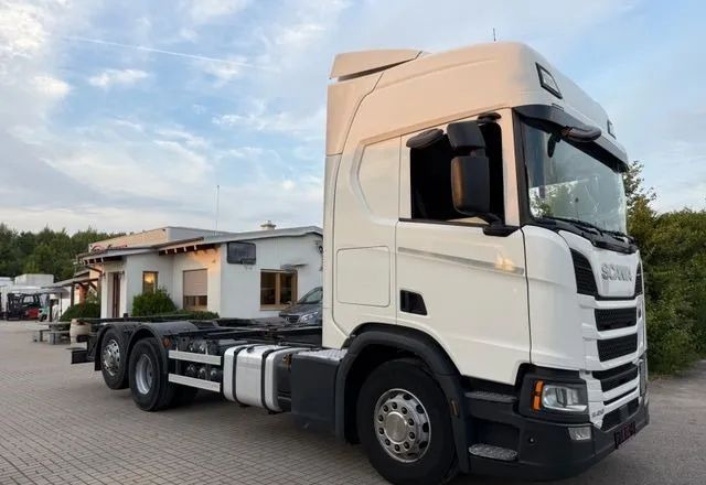 Scania R450 BDF • 6x2 • Euro 6d • Skrętna tylna oś • Retarder • Pod zabudowę • - Kamion sa golom šasijom i zatvorenom kabinom: slika 3 Scania R450 BDF • 6x2 • Euro 6d • Skrętna tylna oś • Retarder • Pod zabudowę • - Kamion sa golom šasijom i zatvorenom kabinom: slika 3