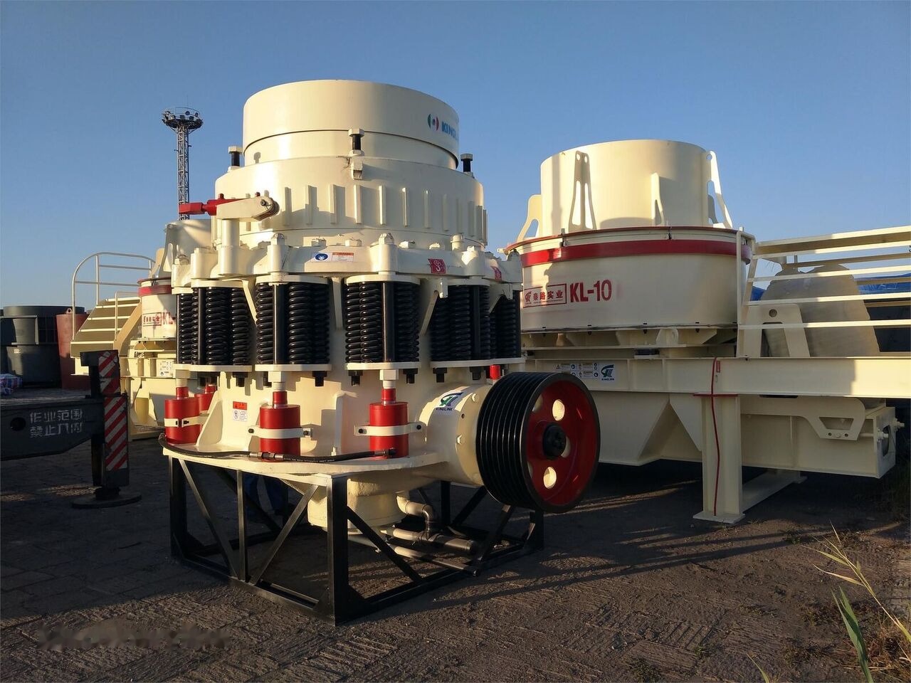 Kinglink 250TPH KLM1380 Iron Ore Cone Crusher - Konusna drobilica: slika 4 Kinglink 250TPH KLM1380 Iron Ore Cone Crusher - Konusna drobilica: slika 4