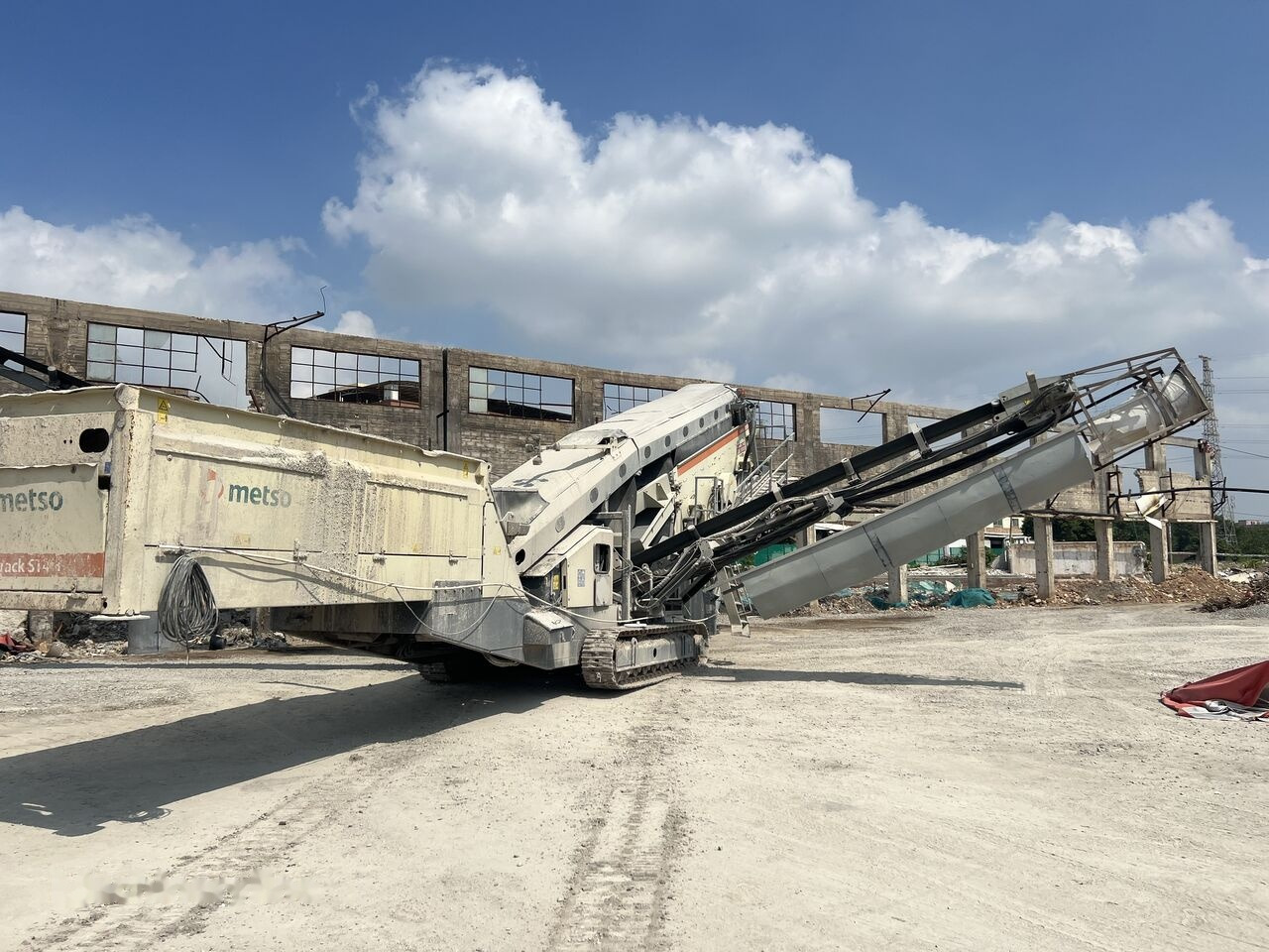 Metso LOKOTRACK ST4.8 SCALPER STONE VIBRATING SCREEN - Mobilna drobilica: slika 1 Metso LOKOTRACK ST4.8 SCALPER STONE VIBRATING SCREEN - Mobilna drobilica: slika 1