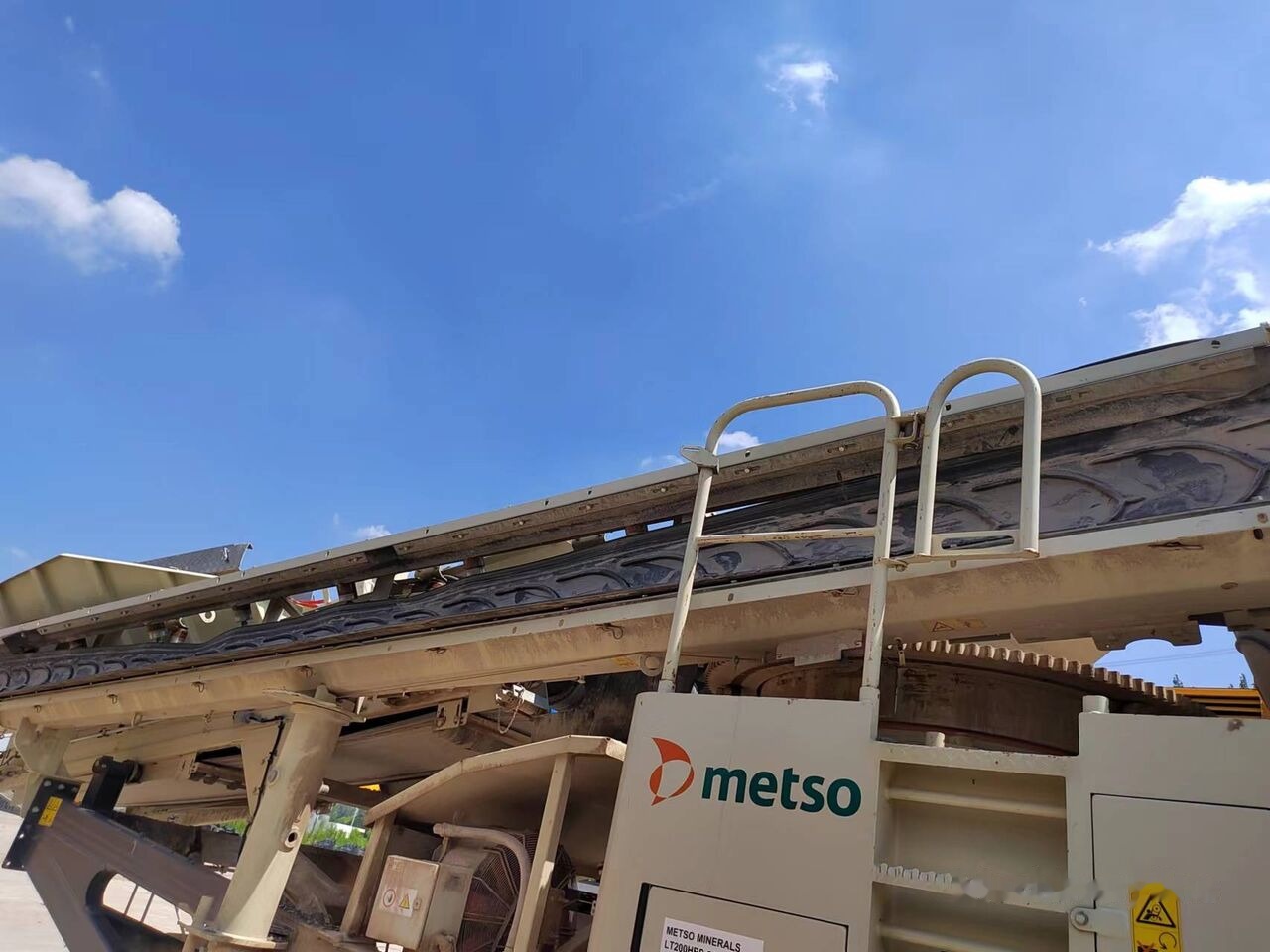 Metso Lokotrack LT200HPS MOBILE CONE CRUSHER WITH SCREEN - Mobilna drobilica: slika 2 Metso Lokotrack LT200HPS MOBILE CONE CRUSHER WITH SCREEN - Mobilna drobilica: slika 2