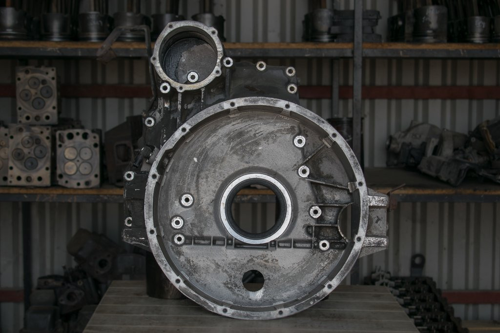 MERCEDES-BENZ ATEGO OM 906 WITH HOLE FOR MOVEMENT - Zamajac za Kamion: slika 1 MERCEDES-BENZ ATEGO OM 906 WITH HOLE FOR MOVEMENT - Zamajac za Kamion: slika 1