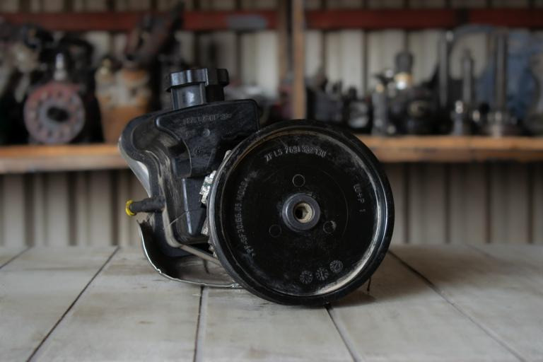 MERCEDES-BENZ SPRINTER (903) 313 CDI HYDRAULIC POWER STEERING PUMP - Upravljačka pumpa za Kamion: slika 1 MERCEDES-BENZ SPRINTER (903) 313 CDI HYDRAULIC POWER STEERING PUMP - Upravljačka pumpa za Kamion: slika 1