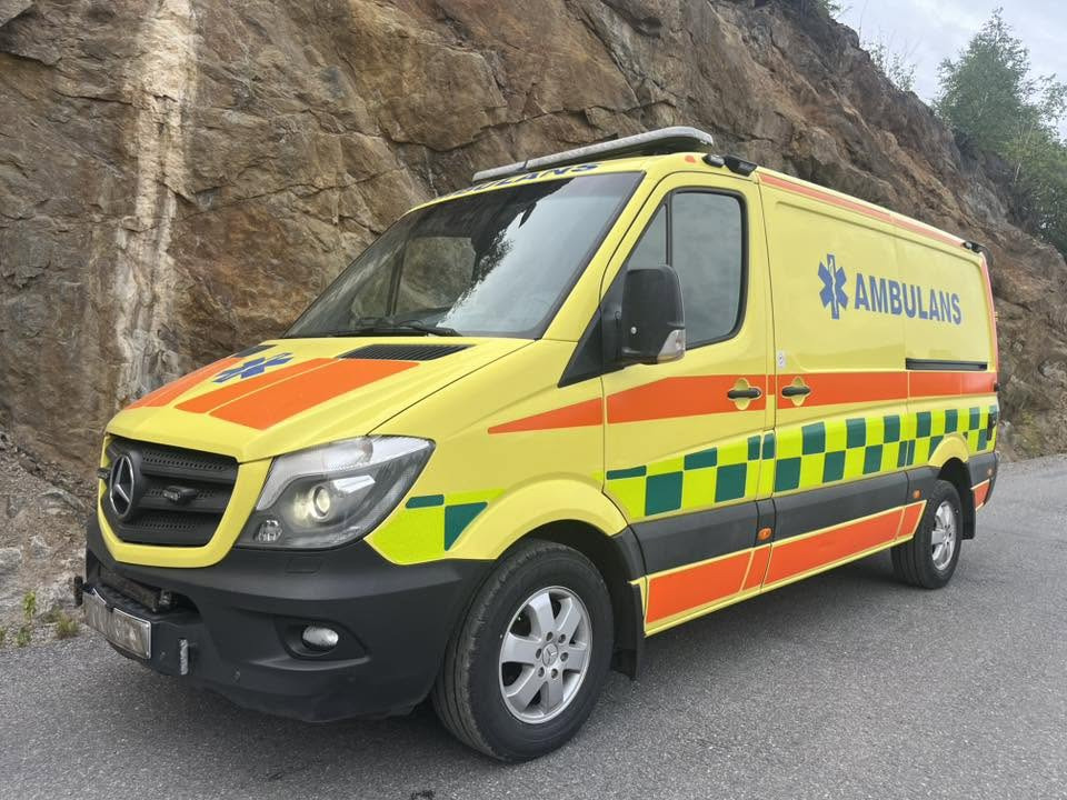 MERCEDES-BENZ Sprinter 319 - AMBULANCE - RESERVERAD !! - Vozilo hitne pomoći: slika 2 MERCEDES-BENZ Sprinter 319 - AMBULANCE - RESERVERAD !! - Vozilo hitne pomoći: slika 2