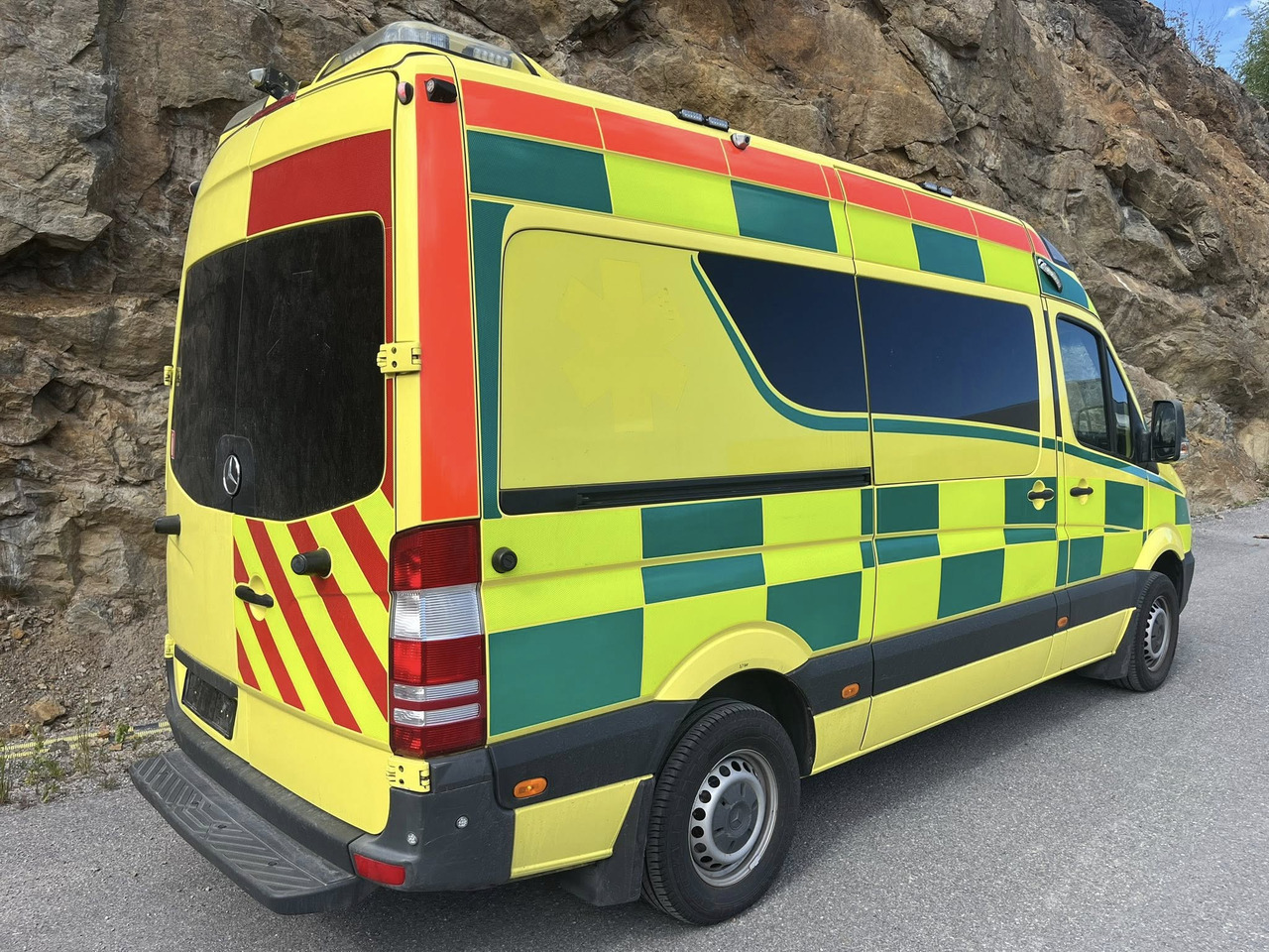 Mercedes-Benz Sprinter 319 - AMBULANCE / Krankenwagen / Ambulancia - Vozilo hitne pomoći: slika 3 Mercedes-Benz Sprinter 319 - AMBULANCE / Krankenwagen / Ambulancia - Vozilo hitne pomoći: slika 3