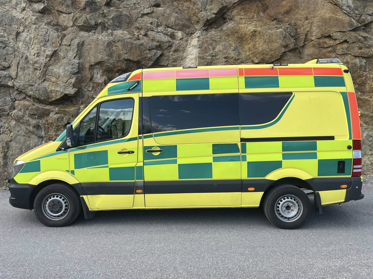 Mercedes-Benz Sprinter 319 - AMBULANCE - RESERVERAD !! - Vozilo hitne pomoći: slika 5 Mercedes-Benz Sprinter 319 - AMBULANCE - RESERVERAD !! - Vozilo hitne pomoći: slika 5