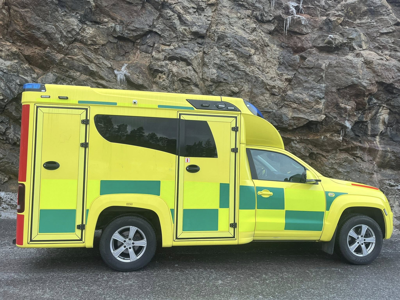 VOLKSWAGEN Amarok 4motion - Vozilo hitne pomoći: slika 4 VOLKSWAGEN Amarok 4motion - Vozilo hitne pomoći: slika 4