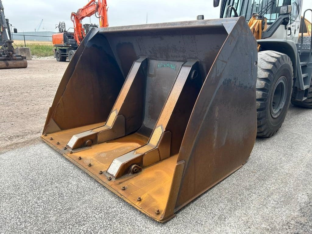 Utovarivač točkaš Liebherr L 550 (Comes with High-tip - Mit Hochkipper): slika 8