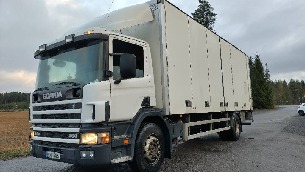 Scania P94 kokosivuaukeva kori+pl-nostin - Kamion sa zatvorenim sandukom: slika 1 Scania P94 kokosivuaukeva kori+pl-nostin - Kamion sa zatvorenim sandukom: slika 1