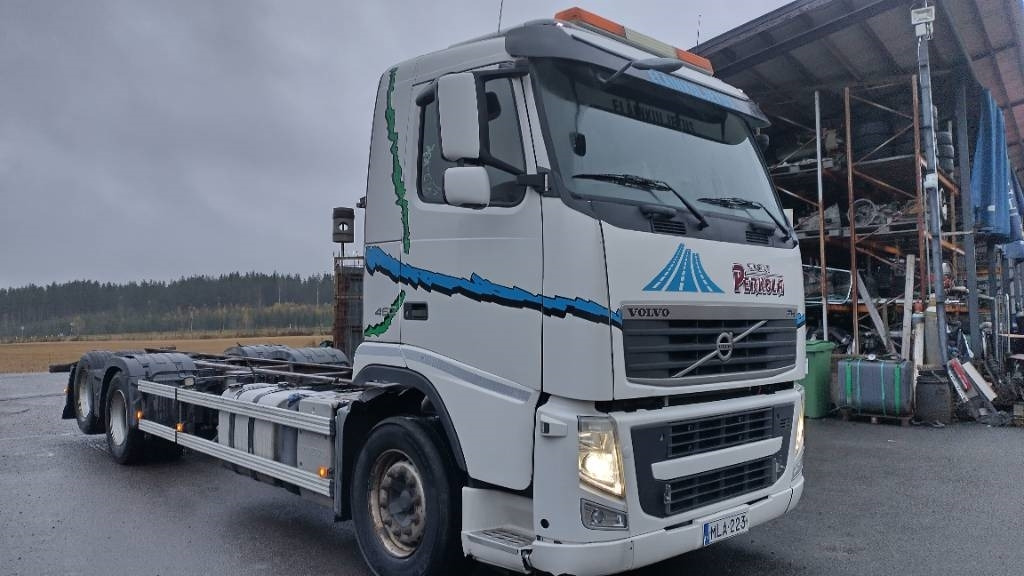 Volvo FH13 6x2 alusta, manuaalivaihteisto - Kamion sa golom šasijom i zatvorenom kabinom: slika 2 Volvo FH13 6x2 alusta, manuaalivaihteisto - Kamion sa golom šasijom i zatvorenom kabinom: slika 2
