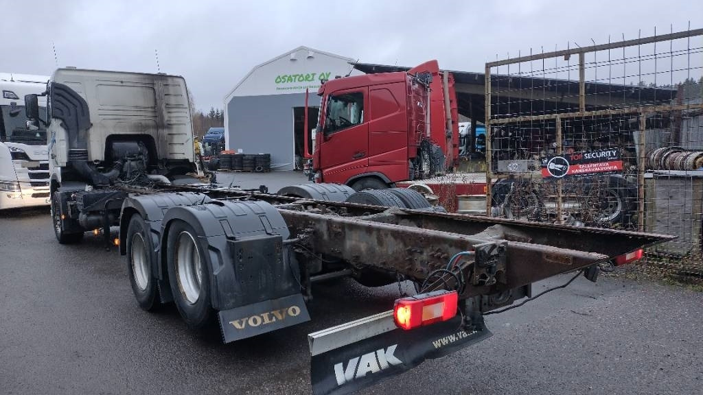 Volvo FH13 6x2 alusta, manuaalivaihteisto - Kamion sa golom šasijom i zatvorenom kabinom: slika 4 Volvo FH13 6x2 alusta, manuaalivaihteisto - Kamion sa golom šasijom i zatvorenom kabinom: slika 4
