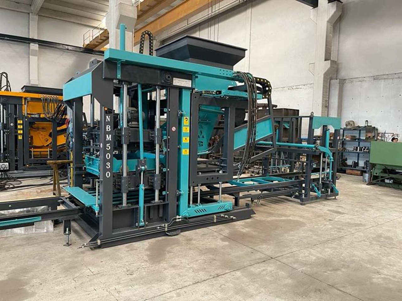 Novu Vibro presa za betonske blokove Constmach BS-20 Concrete Block Making Machine 2 Year Warranty: slika 1