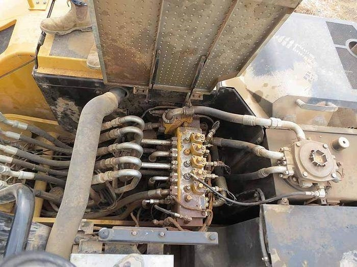 Bager točkaš CAT M320F: slika 19