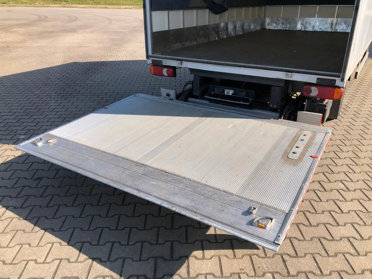 Renault MASTER RED 3.5T*LBW*Klima*4.2m*AUCH MIETE - Dostavno vozilo sa zatvorenim sandukom: slika 4 Renault MASTER RED 3.5T*LBW*Klima*4.2m*AUCH MIETE - Dostavno vozilo sa zatvorenim sandukom: slika 4