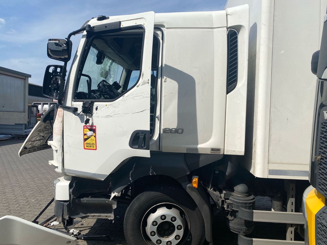 Volvo FL 16.280 Koffer Unfallschaden - Kamion sa zatvorenim sandukom: slika 3 Volvo FL 16.280 Koffer Unfallschaden - Kamion sa zatvorenim sandukom: slika 3