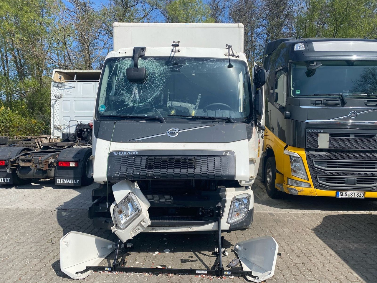 Volvo FL 16.280 Koffer Unfallschaden - Kamion sa zatvorenim sandukom: slika 1 Volvo FL 16.280 Koffer Unfallschaden - Kamion sa zatvorenim sandukom: slika 1