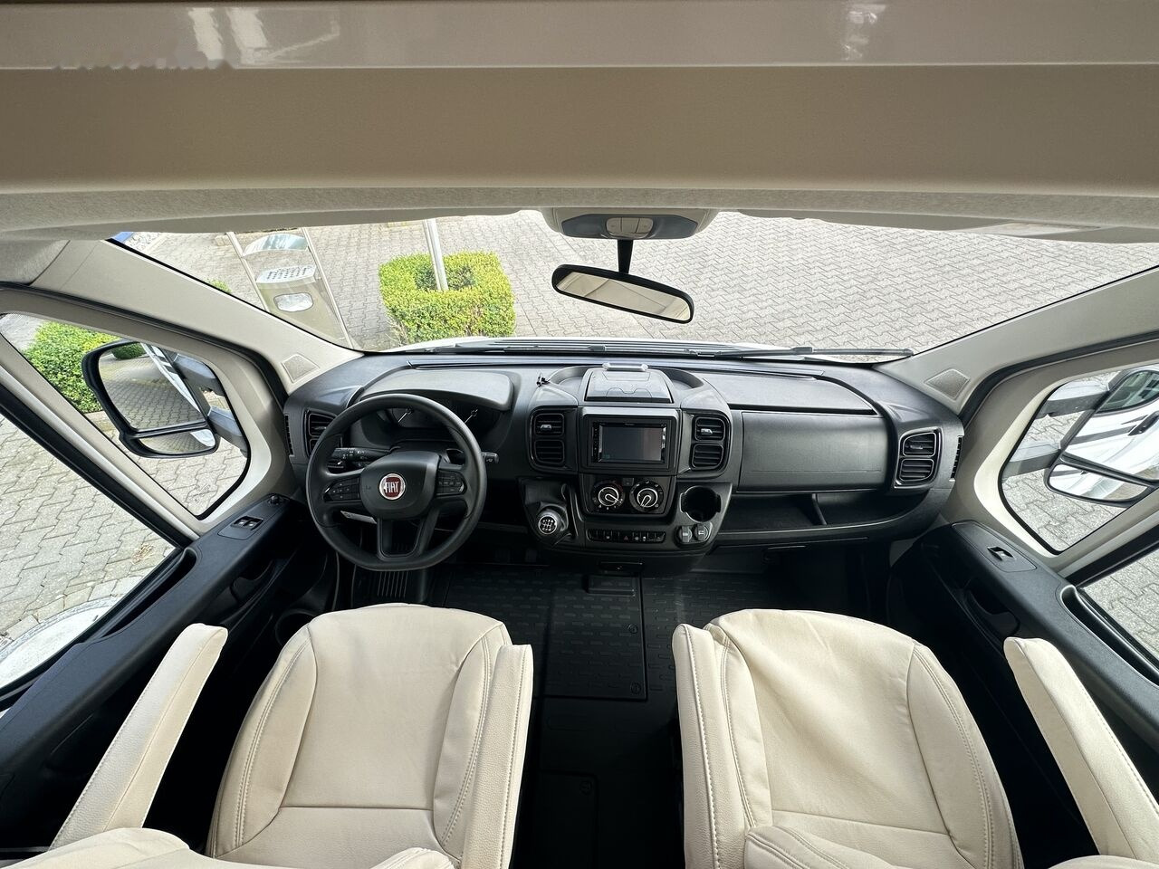 XGO Dynamic 35G, Peugeot Boxer 140HP, 6 seats (2024, in stock) - Alkoven kamper: slika 4 XGO Dynamic 35G, Peugeot Boxer 140HP, 6 seats (2024, in stock) - Alkoven kamper: slika 4