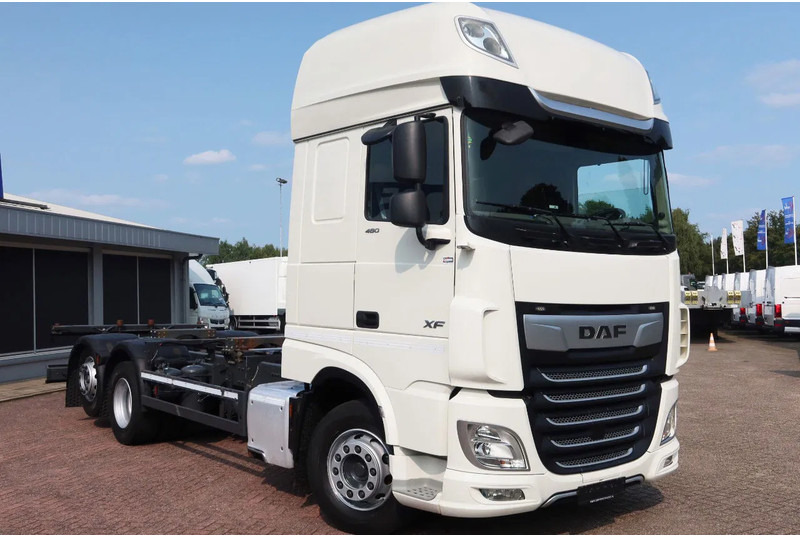 DAF XF 106.480 BDF Super Space CAb 6X2 FAN - Kamion sa golom šasijom i zatvorenom kabinom: slika 2 DAF XF 106.480 BDF Super Space CAb 6X2 FAN - Kamion sa golom šasijom i zatvorenom kabinom: slika 2