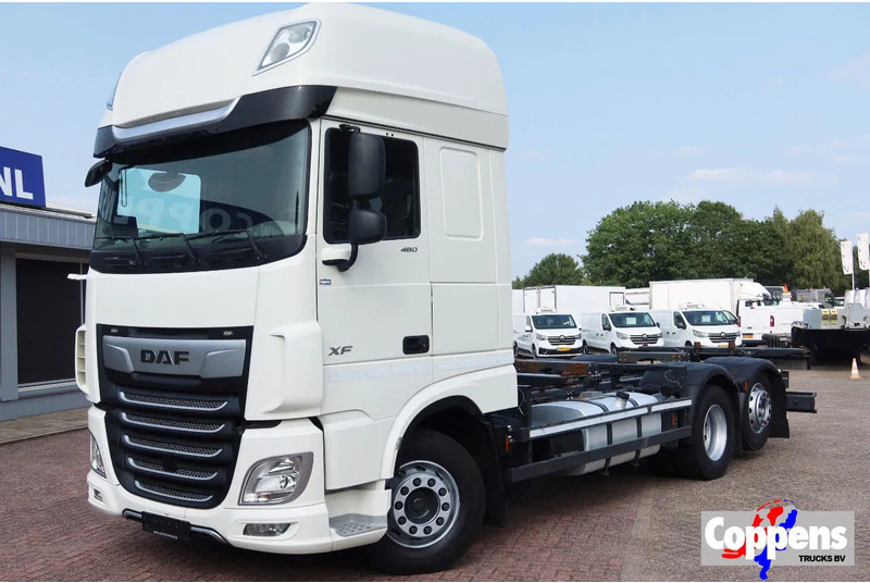 DAF XF 106.480 BDF Super Space CAb 6X2 FAN - Kamion sa golom šasijom i zatvorenom kabinom: slika 1 DAF XF 106.480 BDF Super Space CAb 6X2 FAN - Kamion sa golom šasijom i zatvorenom kabinom: slika 1