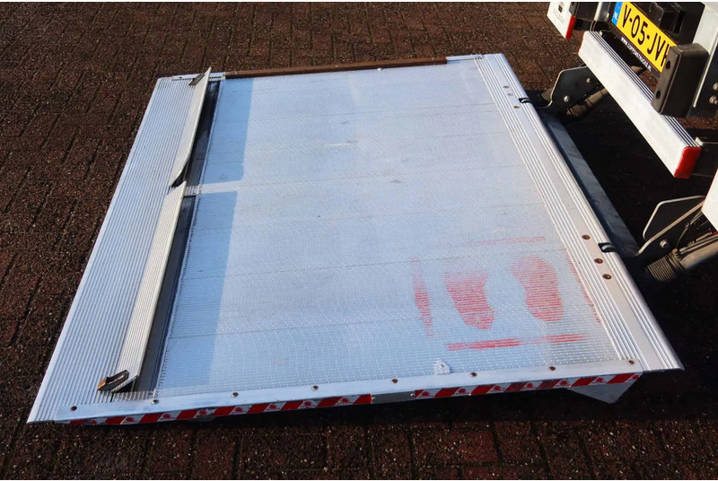 Iveco Daily 35C16 Carrier Xarios 350 Koel+Vries+verwarmen + stekker 220 volt, Dhollandia 750 kg klep - Dostavno vozilo hladnjača: slika 5 Iveco Daily 35C16 Carrier Xarios 350 Koel+Vries+verwarmen + stekker 220 volt, Dhollandia 750 kg klep - Dostavno vozilo hladnjača: slika 5