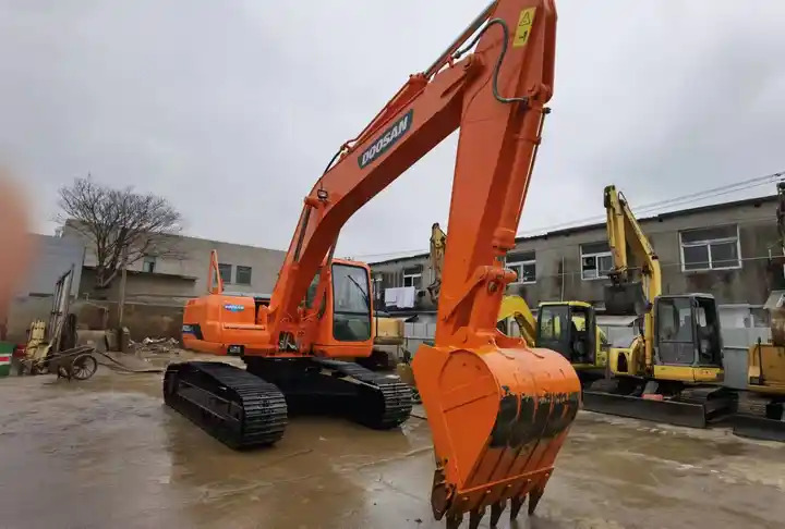 Used Doosan DH220-7 excavator on sale with manual engine made in Korea - Bager guseničar: slika 4 Used Doosan DH220-7 excavator on sale with manual engine made in Korea - Bager guseničar: slika 4