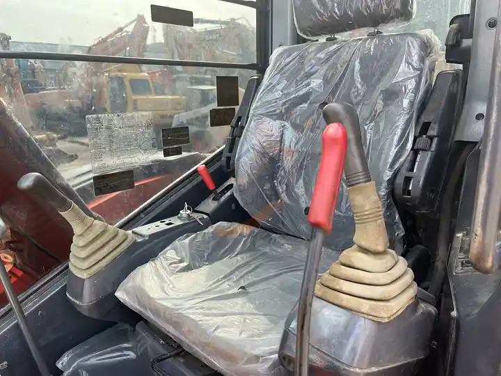 Used Hitachi excavator ZX55UR in good condition for sale - Mini bager: slika 4 Used Hitachi excavator ZX55UR in good condition for sale - Mini bager: slika 4
