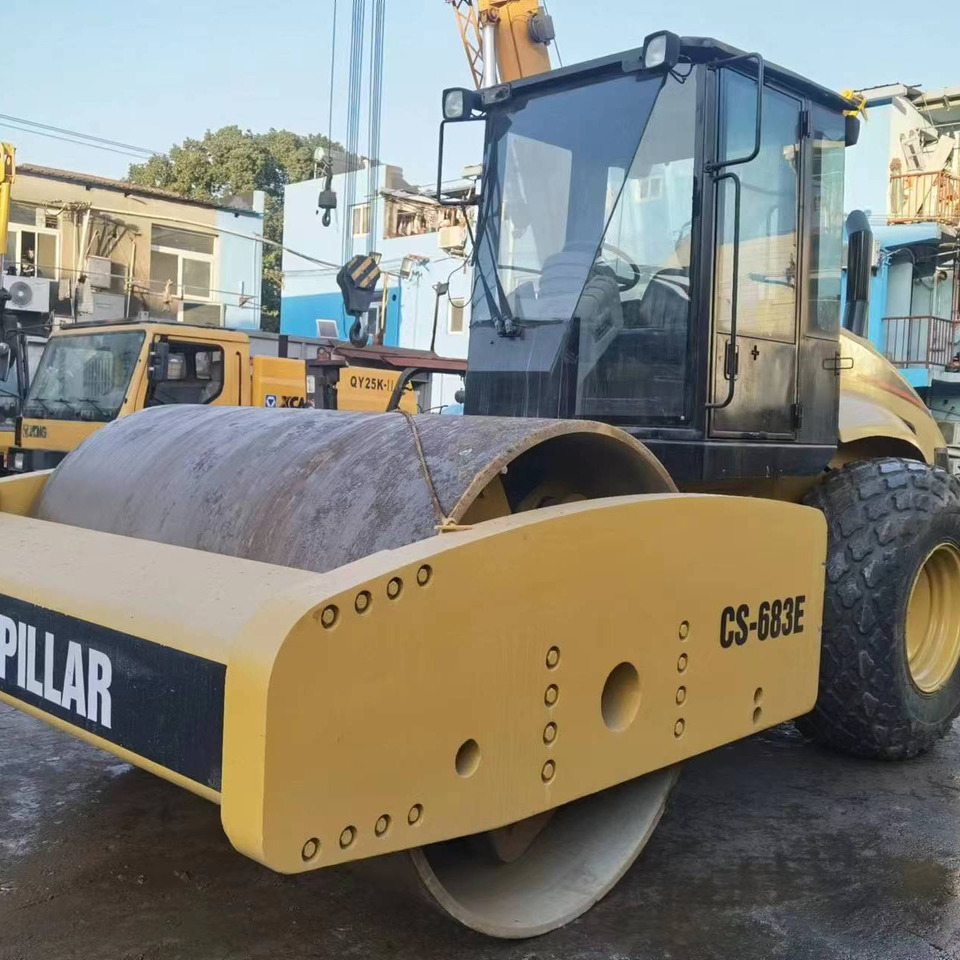 Used Road making machine CAT CS 683E roller - Valjak za puteve: slika 1 Used Road making machine CAT CS 683E roller - Valjak za puteve: slika 1