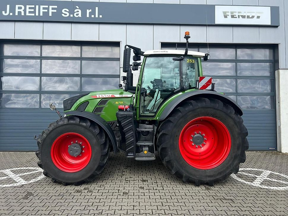 J.Reiff Sarl
Herr Stefan Neukirch - 77 Z.I in den - Traktor: slika 3 J.Reiff Sarl
Herr Stefan Neukirch - 77 Z.I in den - Traktor: slika 3