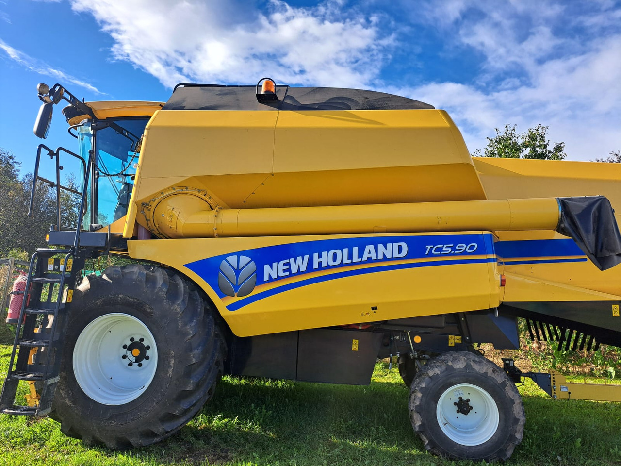 NEW HOLLAND TC 5.90 - Kombinovani kombajn: slika 1 NEW HOLLAND TC 5.90 - Kombinovani kombajn: slika 1