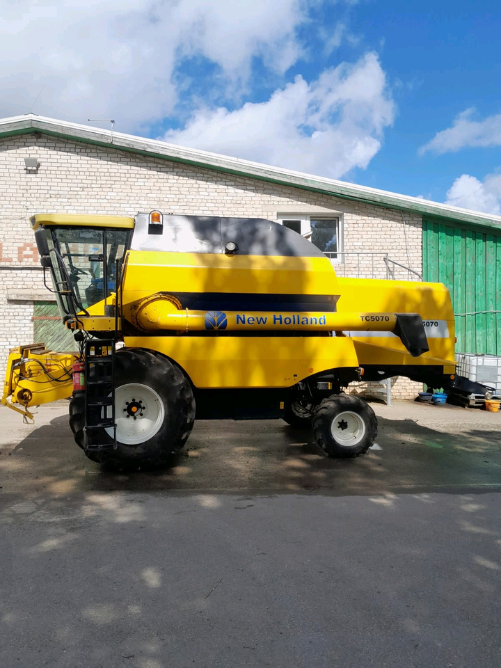 New Holland TC5070 - Kombinovani kombajn: slika 3 New Holland TC5070 - Kombinovani kombajn: slika 3