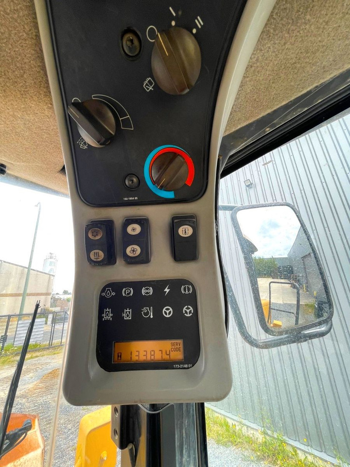 Utovarivač točkaš CAT 962H: slika 9