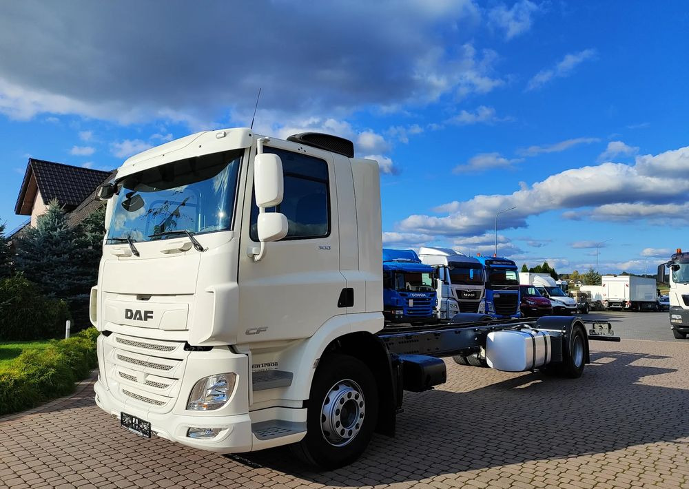 DAF CF 300 4X2 18T EURO 6 SILNIK 11L RAMA DO ZABUDOWY 176 TYS KM - Kamion sa golom šasijom i zatvorenom kabinom: slika 1 DAF CF 300 4X2 18T EURO 6 SILNIK 11L RAMA DO ZABUDOWY 176 TYS KM - Kamion sa golom šasijom i zatvorenom kabinom: slika 1
