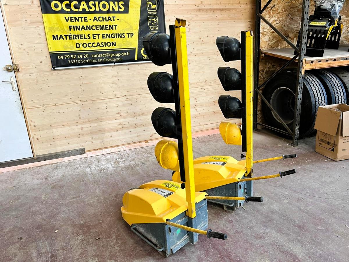 FEUX DE CHANTIER TRICOLORES TTS TEMPO AVEC TELECOMMANDE D'OCCASION - Građevinska oprema: slika 2 FEUX DE CHANTIER TRICOLORES TTS TEMPO AVEC TELECOMMANDE D'OCCASION - Građevinska oprema: slika 2