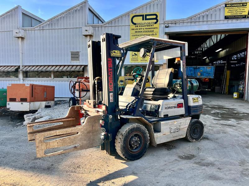 KOMATSU Chariot élévateur à gaz FG25T-11E (AVEC PINCE) - Gasni viljuškar: slika 1 KOMATSU Chariot élévateur à gaz FG25T-11E (AVEC PINCE) - Gasni viljuškar: slika 1