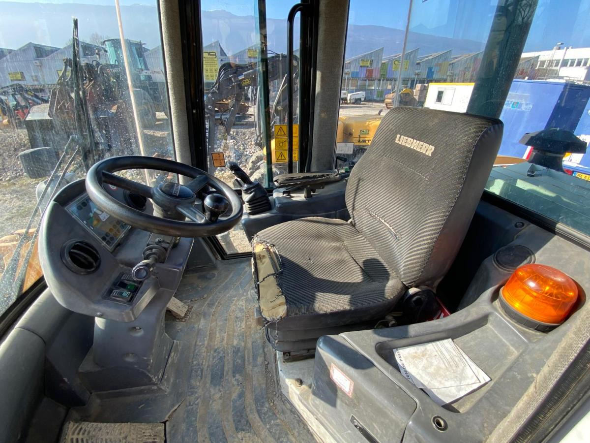 Utovarivač točkaš LIEBHERR Chargeuse L524 10T: slika 8