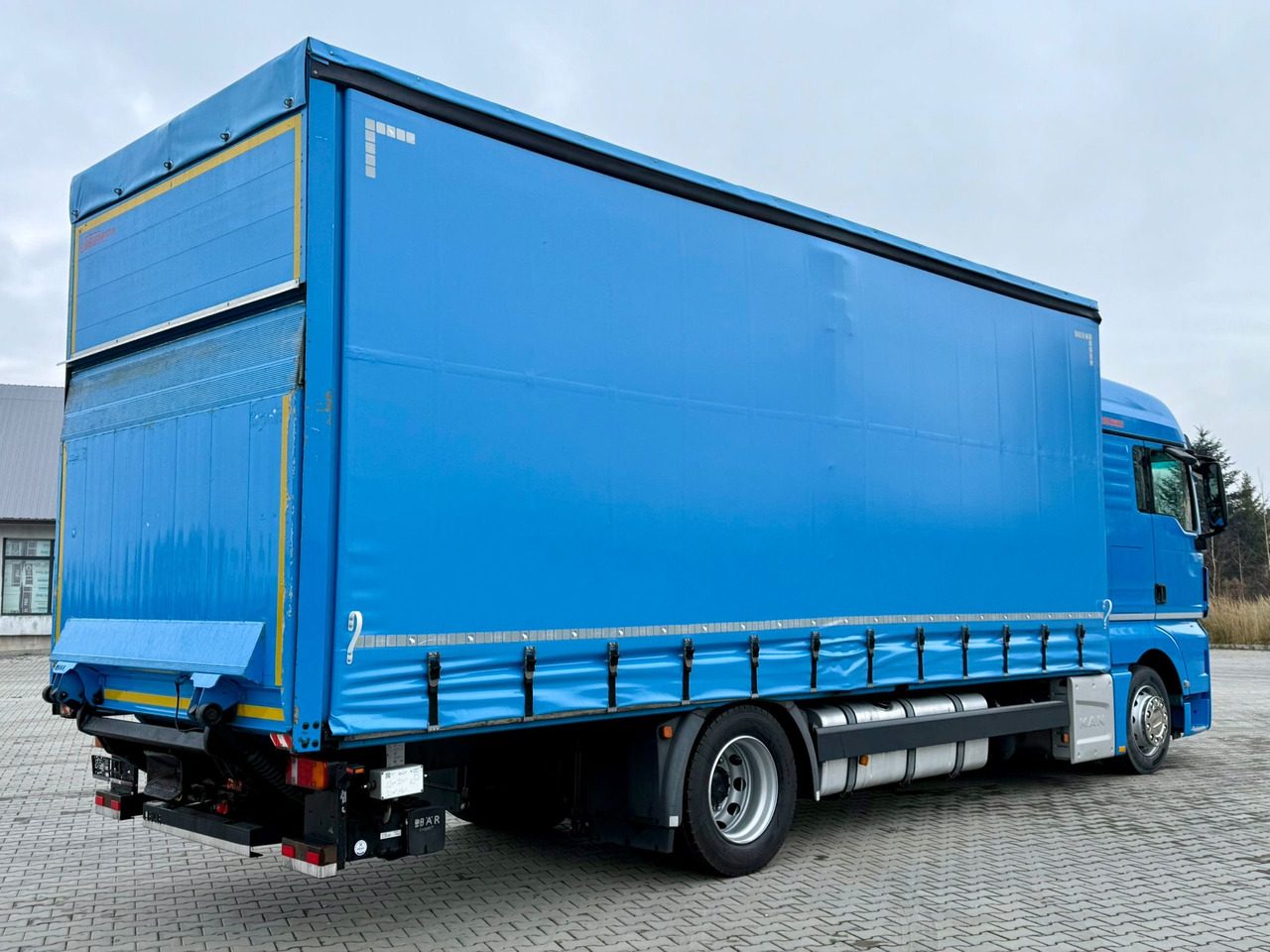MAN TGX 18.360 / FIRANKA / WINDA / AUTOMAT / NOWE OPONY / EURO 6 / SYPIALKA / SPROWADZONY - Kamion sa ceradom: slika 5 MAN TGX 18.360 / FIRANKA / WINDA / AUTOMAT / NOWE OPONY / EURO 6 / SYPIALKA / SPROWADZONY - Kamion sa ceradom: slika 5