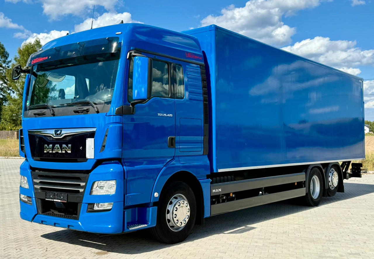 MAN TGX 26.420 / KONTENER / WINDA / 8.5 M DŁUGOŚCI / 21 EUROPALET / 6x2 / 3 OŚ PODNOSZONA I SKRĘTNA / ŁADOWNOŚĆ 14 415 KG / 2018 ROK / Z NIEMIEC - Kamion sa zatvorenim sandukom: slika 2 MAN TGX 26.420 / KONTENER / WINDA / 8.5 M DŁUGOŚCI / 21 EUROPALET / 6x2 / 3 OŚ PODNOSZONA I SKRĘTNA / ŁADOWNOŚĆ 14 415 KG / 2018 ROK / Z NIEMIEC - Kamion sa zatvorenim sandukom: slika 2