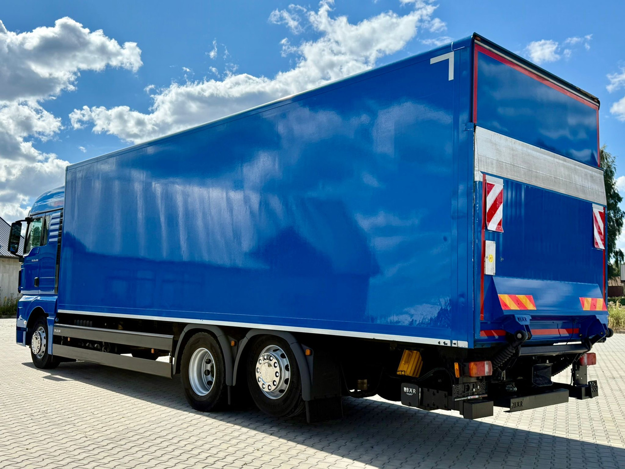 MAN TGX 26.420 / KONTENER / WINDA / 8.5 M DŁUGOŚCI / 21 EUROPALET / 6x2 / 3 OŚ PODNOSZONA I SKRĘTNA / ŁADOWNOŚĆ 14 415 KG / 2018 ROK / Z NIEMIEC - Kamion sa zatvorenim sandukom: slika 5 MAN TGX 26.420 / KONTENER / WINDA / 8.5 M DŁUGOŚCI / 21 EUROPALET / 6x2 / 3 OŚ PODNOSZONA I SKRĘTNA / ŁADOWNOŚĆ 14 415 KG / 2018 ROK / Z NIEMIEC - Kamion sa zatvorenim sandukom: slika 5