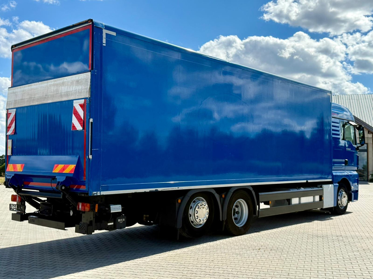 MAN TGX 26.420 / KONTENER / WINDA / 8.5 M DŁUGOŚCI / 21 EUROPALET / 6x2 / 3 OŚ PODNOSZONA I SKRĘTNA / ŁADOWNOŚĆ 14 415 KG / 2018 ROK / Z NIEMIEC - Kamion sa zatvorenim sandukom: slika 3 MAN TGX 26.420 / KONTENER / WINDA / 8.5 M DŁUGOŚCI / 21 EUROPALET / 6x2 / 3 OŚ PODNOSZONA I SKRĘTNA / ŁADOWNOŚĆ 14 415 KG / 2018 ROK / Z NIEMIEC - Kamion sa zatvorenim sandukom: slika 3