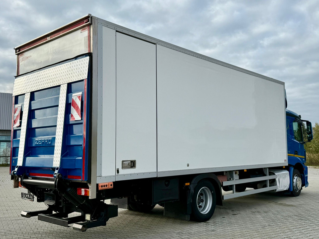 MERCEDES-BENZ ACTROS 1836 / CHŁODNIA / WINDA / 18 PALET / SILNIK 10677 cm3 / CARRIER / SYPIALKA / AUTOMAT / 2018 ROK - Hladnjača: slika 3 MERCEDES-BENZ ACTROS 1836 / CHŁODNIA / WINDA / 18 PALET / SILNIK 10677 cm3 / CARRIER / SYPIALKA / AUTOMAT / 2018 ROK - Hladnjača: slika 3