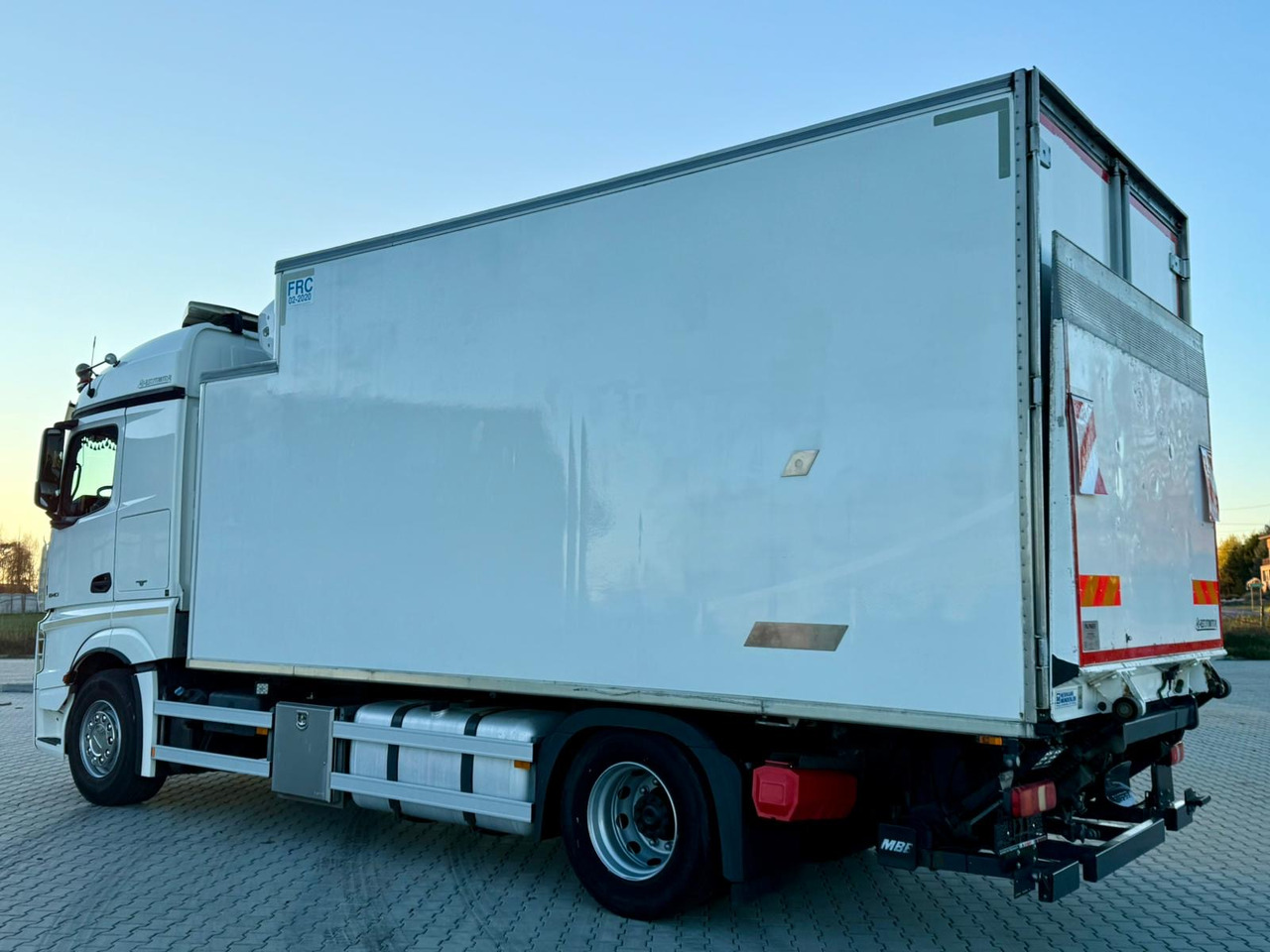 MERCEDES-BENZ ACTROS 1840 / CHŁODNIA / WINDA / 15 EUROPALET / 6.10 M DŁUGOŚCI / DUŻA KABINA / AUTOMAT / SPROWADZONY / SERWISOWANY / EURO 6 - Hladnjača: slika 4 MERCEDES-BENZ ACTROS 1840 / CHŁODNIA / WINDA / 15 EUROPALET / 6.10 M DŁUGOŚCI / DUŻA KABINA / AUTOMAT / SPROWADZONY / SERWISOWANY / EURO 6 - Hladnjača: slika 4