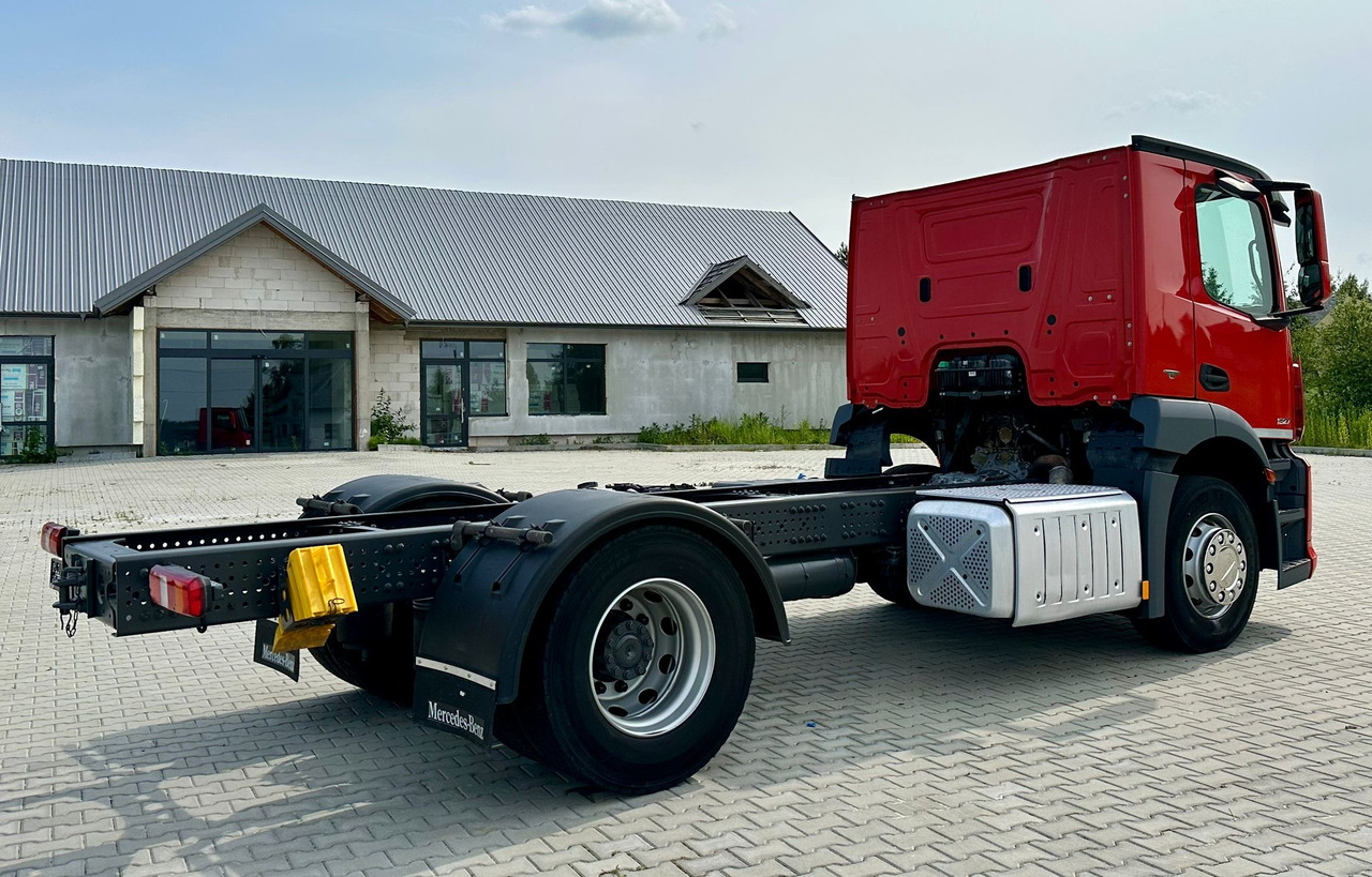 MERCEDES-BENZ ANTOS 1827 / DO ZABUDOWY / ROZSTAW OSI 3.8 M / EURO 6 / WYWROTKA / BECZKA / UTRZYMANIE DRÓG / HAKOWIEC / Z NIEMIEC - Kamion sa golom šasijom i zatvorenom kabinom: slika 4 MERCEDES-BENZ ANTOS 1827 / DO ZABUDOWY / ROZSTAW OSI 3.8 M / EURO 6 / WYWROTKA / BECZKA / UTRZYMANIE DRÓG / HAKOWIEC / Z NIEMIEC - Kamion sa golom šasijom i zatvorenom kabinom: slika 4