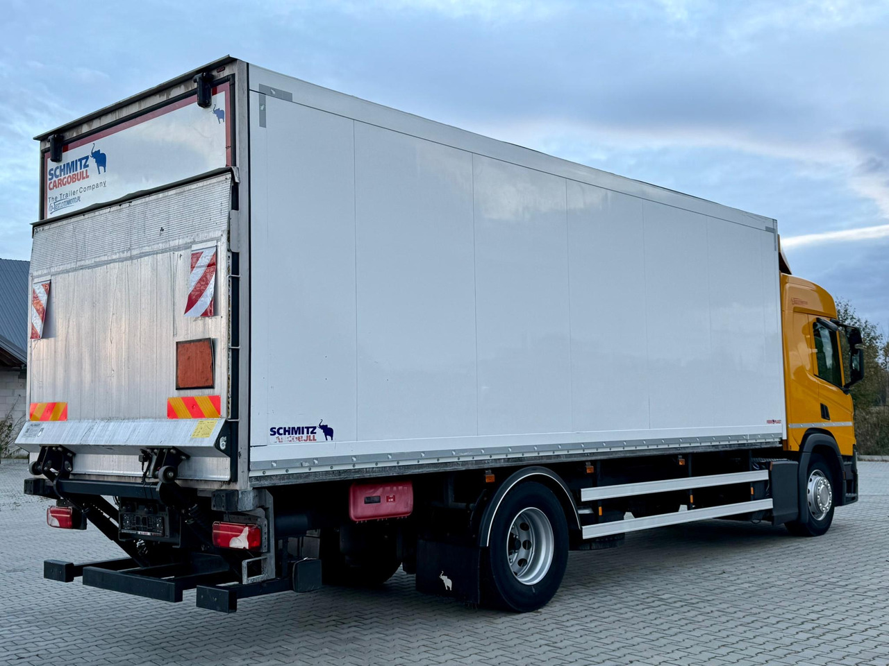 SCANIA P220 / IZOTERMA / WINDA / SCHMITZ / 18 PALET / SILNIK 6 / SYPIALKA / 2019 ROK / NISKI PRZEBIEG - Izotermički kamion: slika 4 SCANIA P220 / IZOTERMA / WINDA / SCHMITZ / 18 PALET / SILNIK 6 / SYPIALKA / 2019 ROK / NISKI PRZEBIEG - Izotermički kamion: slika 4