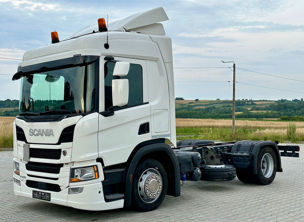 SCANIA P220 / RAMA DO ZABUDOWY / ROZSTAW OSI 3.90 M / SILNIK 6 / WYWROTKA / BECZKA / HAKOWIEC / UTRZYMANIE DRÓG / AUTOMAT / 2019 ROK / NISKI PRZEBIEG - Kamion sa golom šasijom i zatvorenom kabinom: slika 2 SCANIA P220 / RAMA DO ZABUDOWY / ROZSTAW OSI 3.90 M / SILNIK 6 / WYWROTKA / BECZKA / HAKOWIEC / UTRZYMANIE DRÓG / AUTOMAT / 2019 ROK / NISKI PRZEBIEG - Kamion sa golom šasijom i zatvorenom kabinom: slika 2