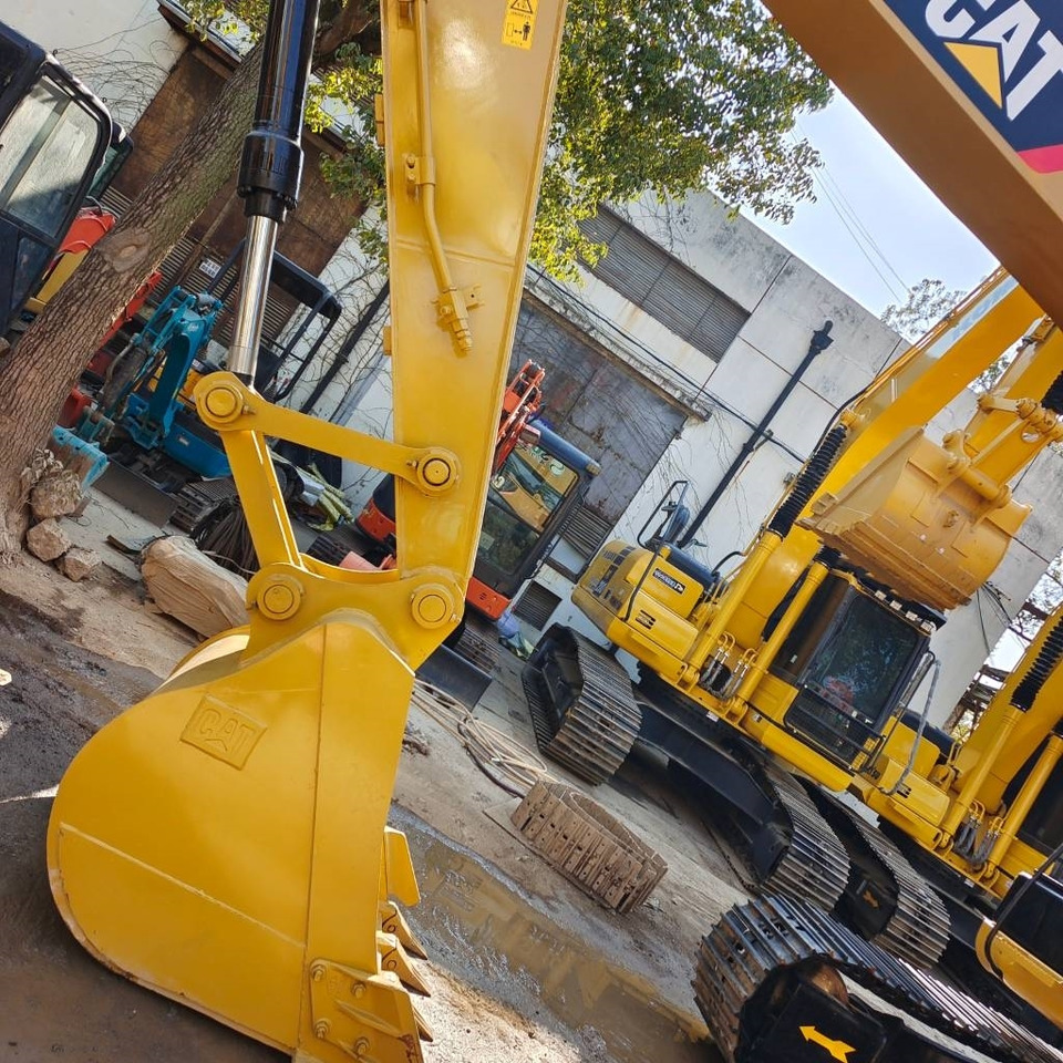 Bager guseničar CAT 320 D2: slika 8