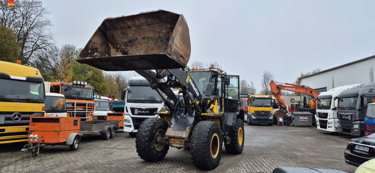 Komatsu WA 250 Zustand technisch ok, optisch 3-4 Unterlagen vorhanden - Utovarivač točkaš: slika 1 Komatsu WA 250 Zustand technisch ok, optisch 3-4 Unterlagen vorhanden - Utovarivač točkaš: slika 1