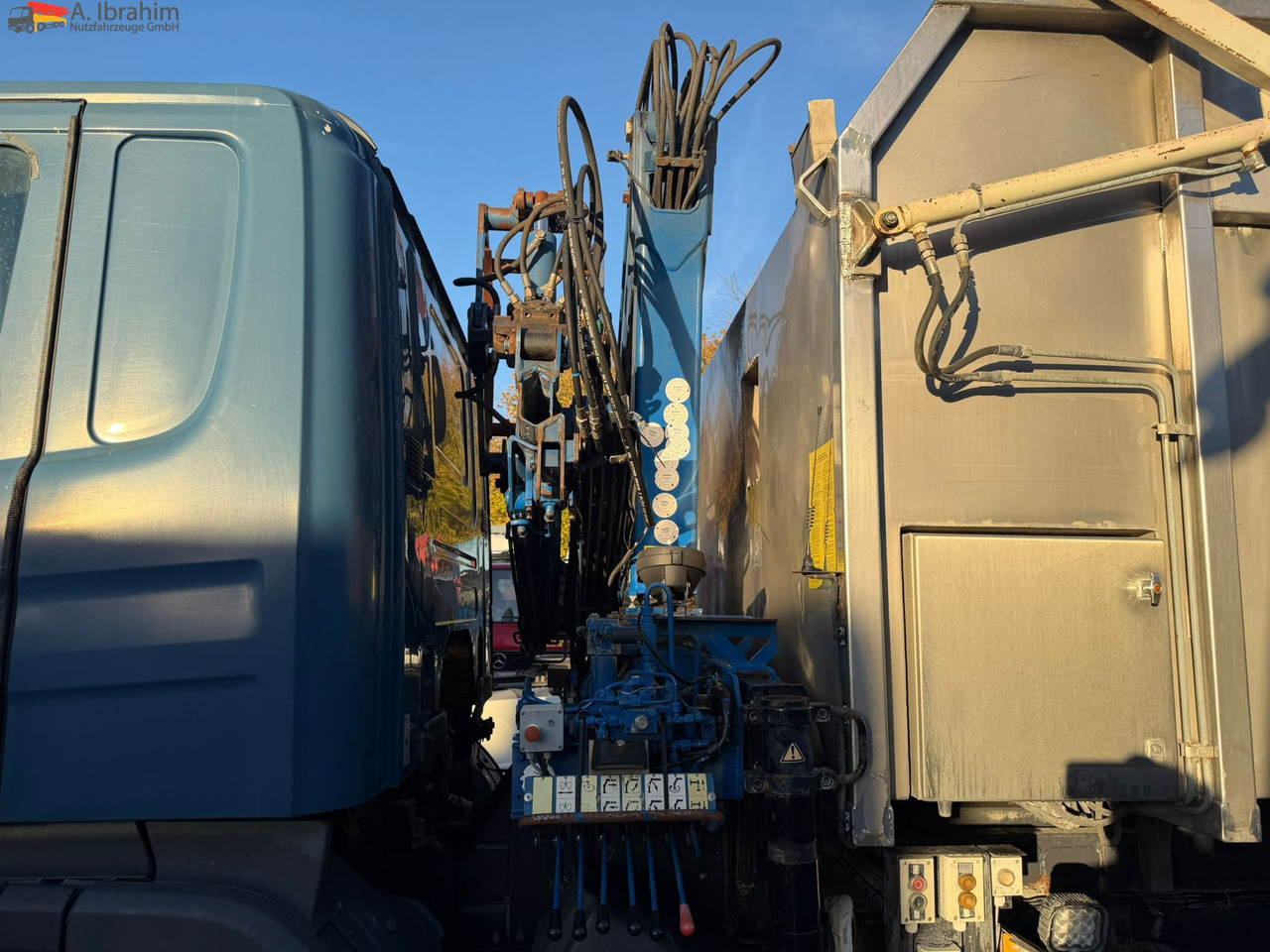 Scania B4X2 Edelstahlkipper für Tierkörperbeseitigung Kran MKG - Kamion za smeće: slika 4 Scania B4X2 Edelstahlkipper für Tierkörperbeseitigung Kran MKG - Kamion za smeće: slika 4