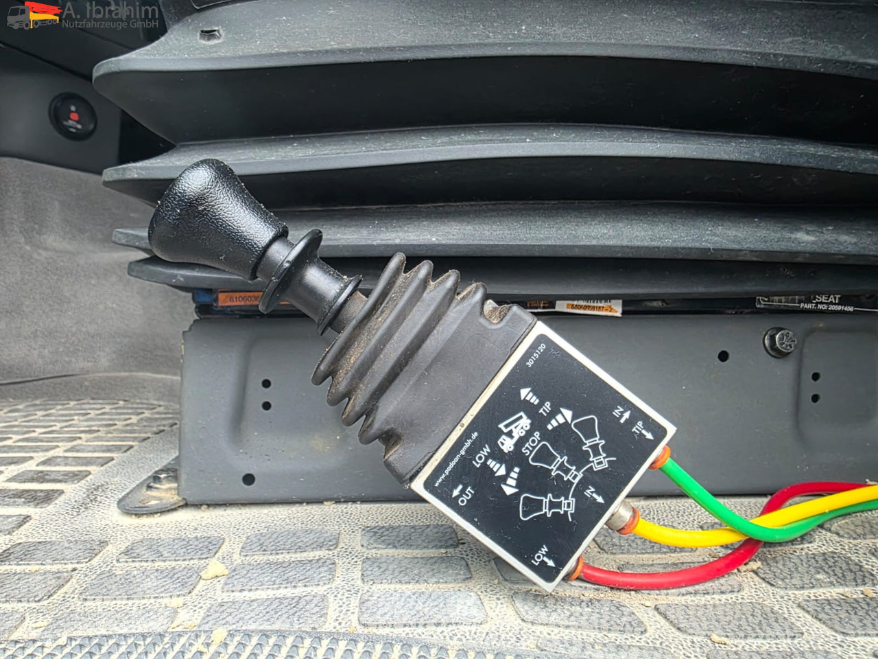 Volvo FH 520 | 6x4 | V8 | Kipphydraulik | Blatt Blatt | Schaltgetriebe | Klima | Trommelbremse | 3 Pedals - Tegljač: slika 4 Volvo FH 520 | 6x4 | V8 | Kipphydraulik | Blatt Blatt | Schaltgetriebe | Klima | Trommelbremse | 3 Pedals - Tegljač: slika 4