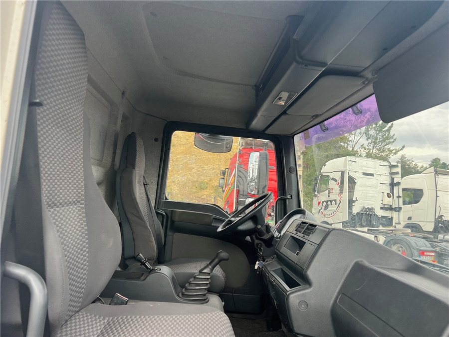 Interior photo 1:  Lizing MAN TGL 12.210 MAN TGL 12.210