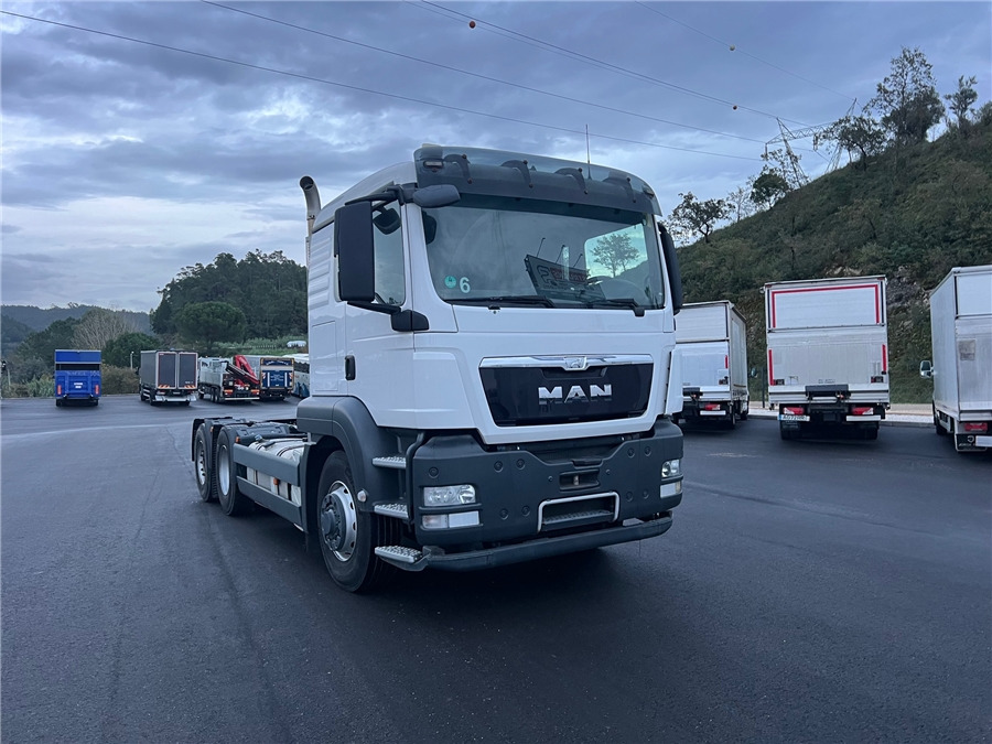 MAN TGS 28.360 BL E5 - Kamion sa golom šasijom i zatvorenom kabinom: slika 1 MAN TGS 28.360 BL E5 - Kamion sa golom šasijom i zatvorenom kabinom: slika 1
