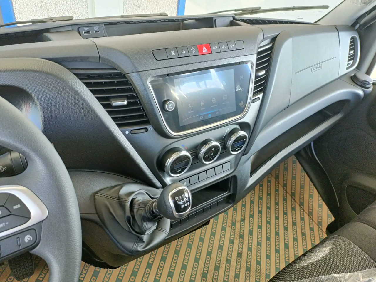 Dostavno vozilo IVECO DAILY 35C16 DOPPIA CABINA 7 POSTI: slika 15 Dostavno vozilo IVECO DAILY 35C16 DOPPIA CABINA 7 POSTI: slika 15